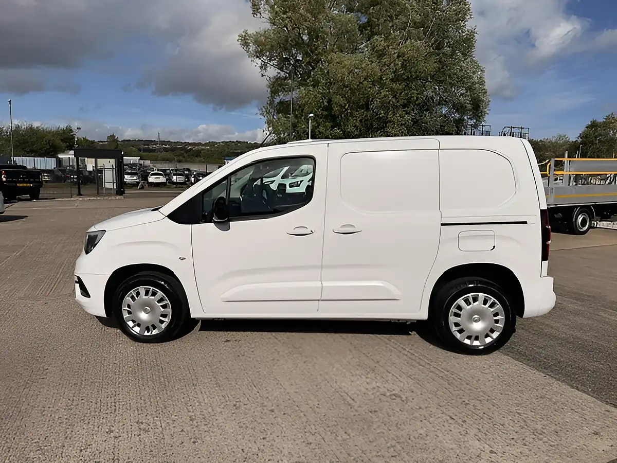 Used 2023 Vauxhall Combo Sportive L1 Swb White - Interior and Exterior details 9