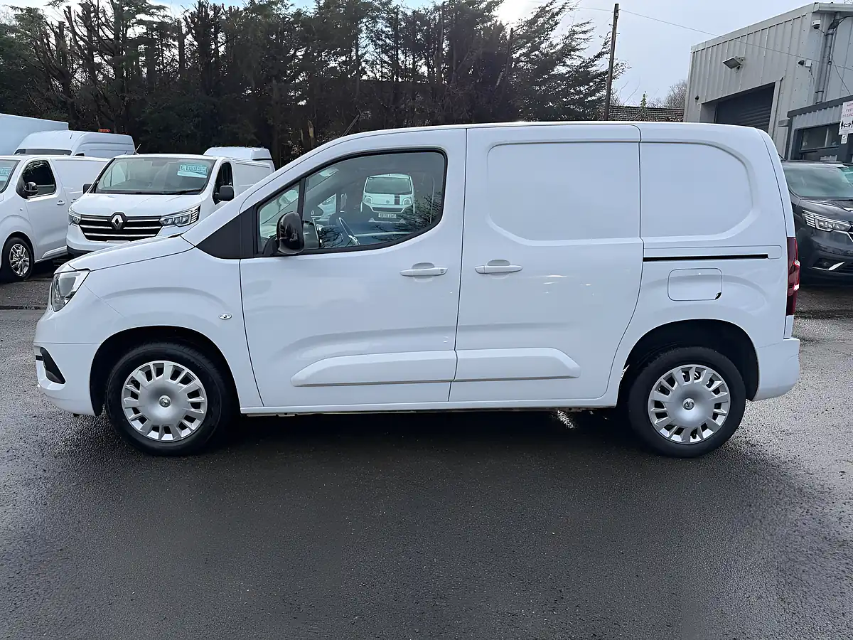 Used 2023 Vauxhall Combo Sportive White - Interior and Exterior details 13