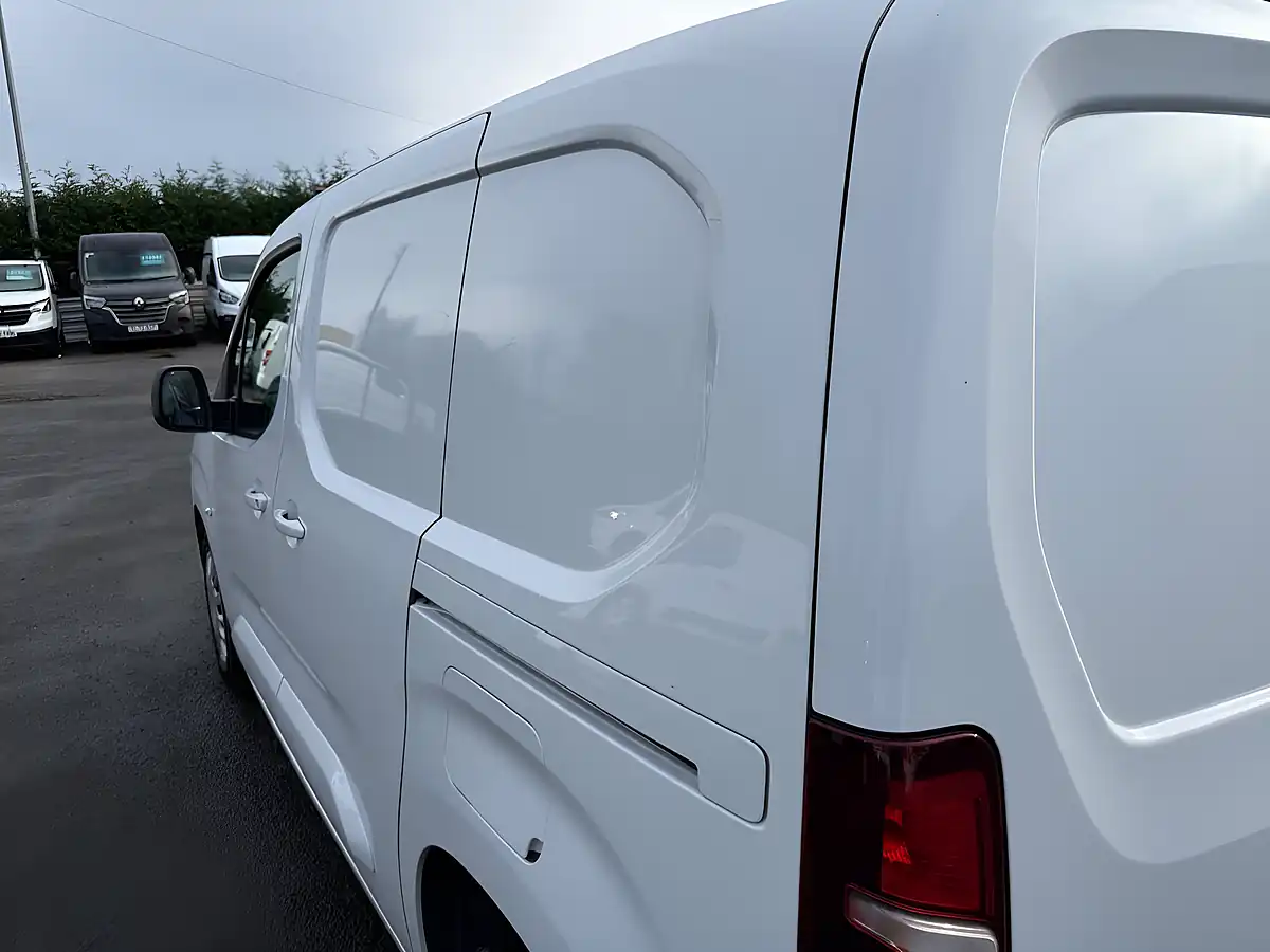 Used 2023 Vauxhall Combo Sportive White - Interior and Exterior details 15