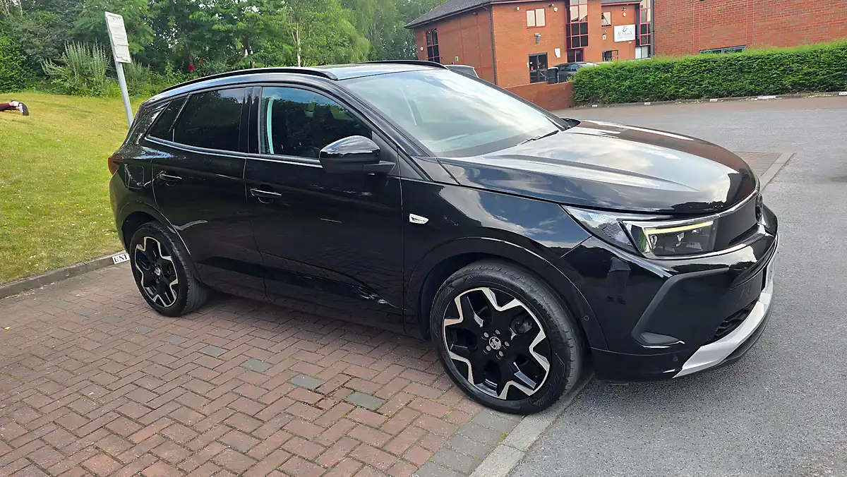 Used 2023 Vauxhall Grandland Ultimate Black - Front View