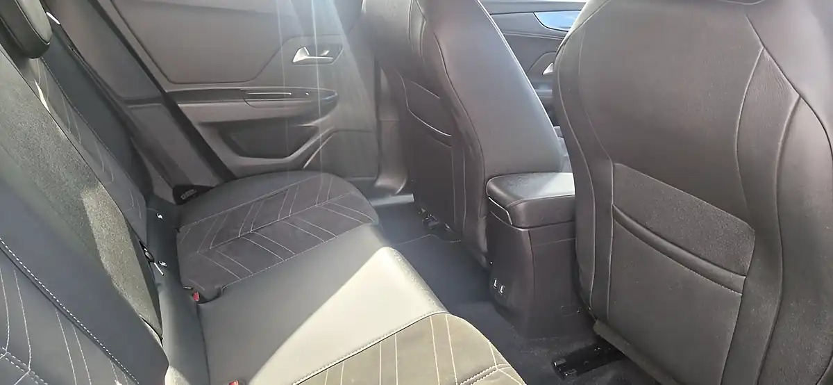 Used 2023 Vauxhall Mokka Electric Ultimate Green - Interior and Exterior details 18
