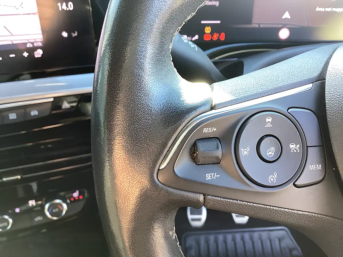 Used 2023 Vauxhall Mokka Ultimate Iconic Green (metallic Paint) - Interior and Exterior details 12
