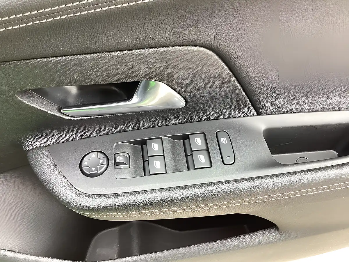 Used 2023 Vauxhall Mokka Ultimate Iconic Green (metallic Paint) - Interior and Exterior details 13