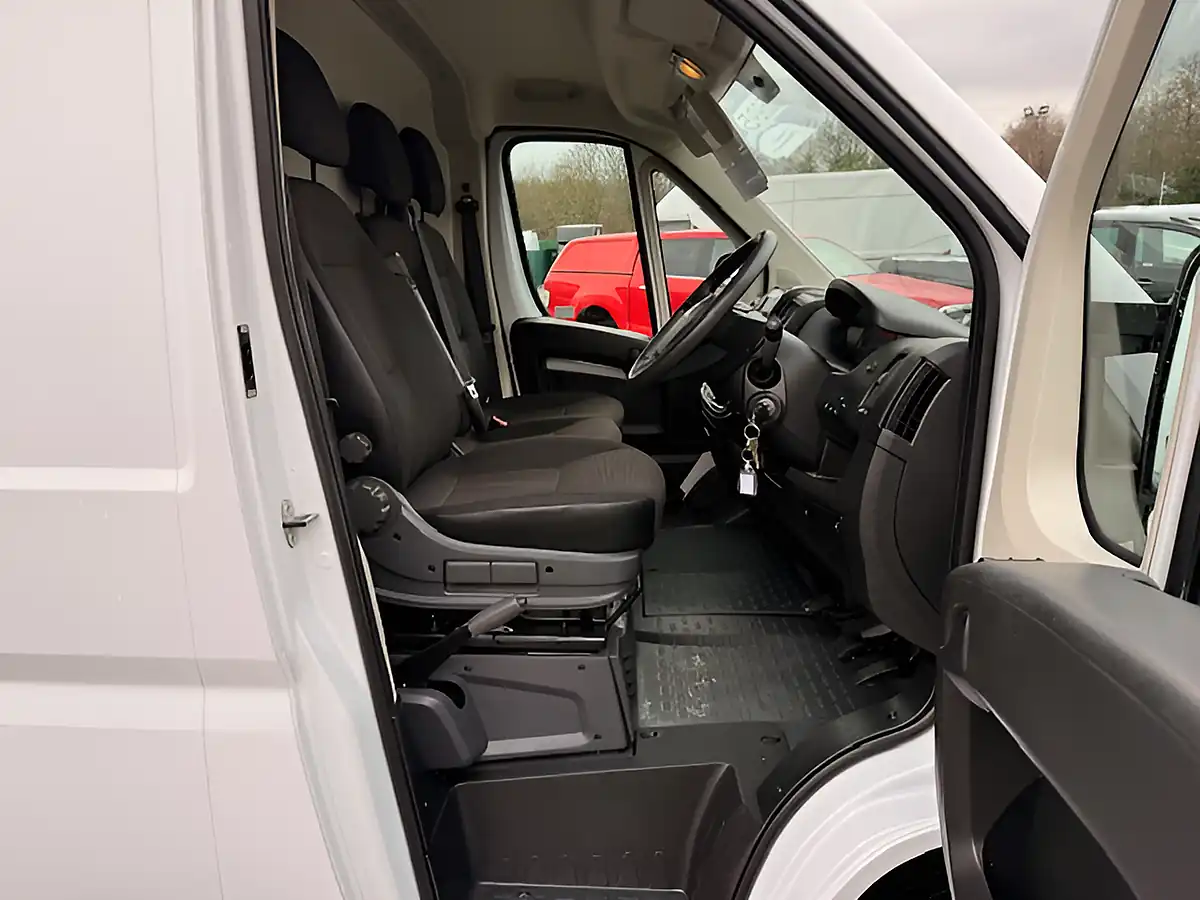 Used 2023 Vauxhall Movano F3500 Dynamic Lwb Extra High Roof White - Interior and Exterior details 13