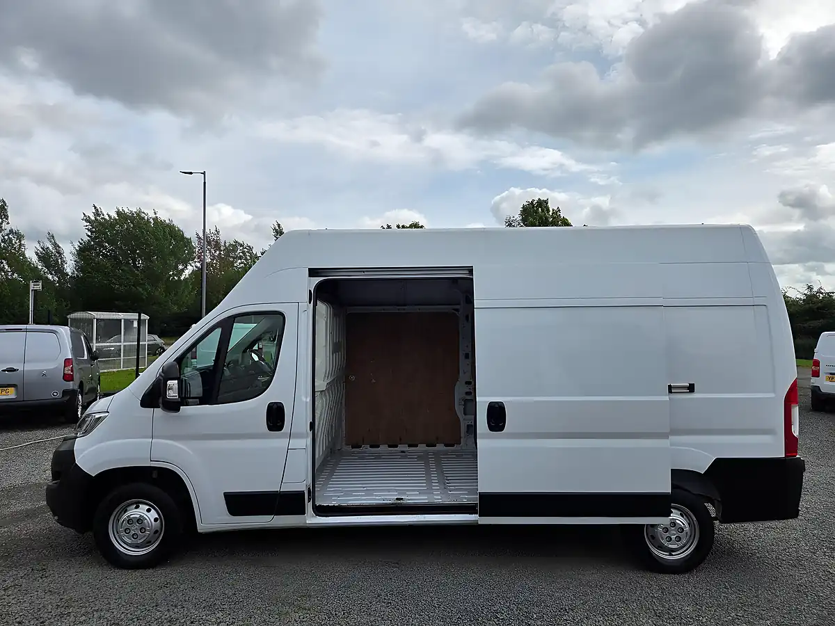 Used 2023 Vauxhall Movano Prime White - Interior and Exterior details 9