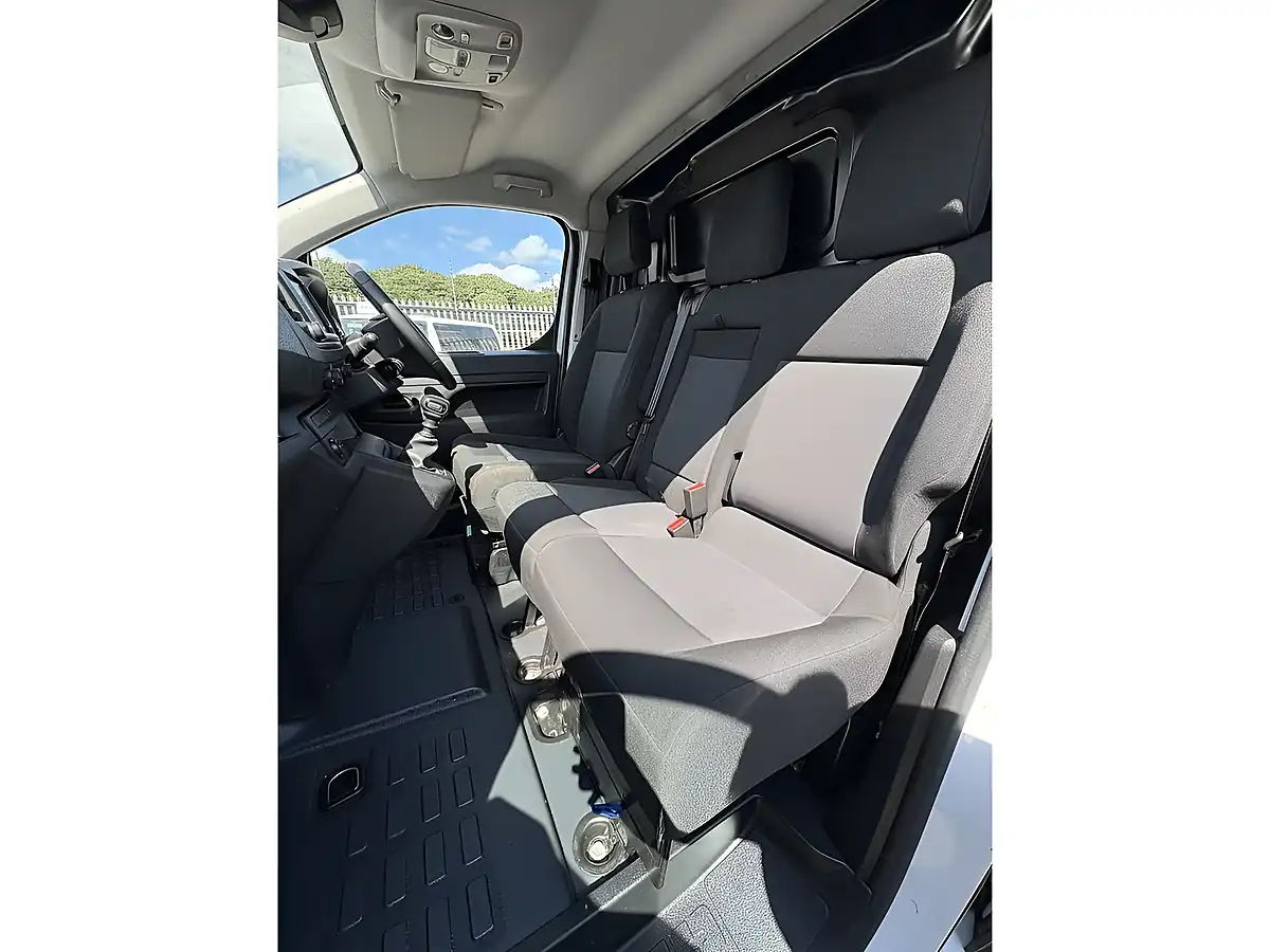 Used 2023 Vauxhall Vivaro 2900 Pro Kaolin White (brilliant) - Interior and Exterior details 10