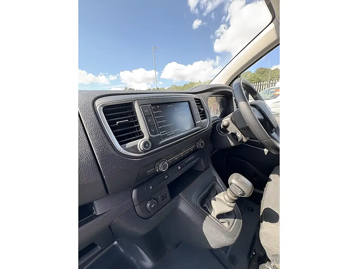 Used 2023 Vauxhall Vivaro 2900 Pro Kaolin White (brilliant) - Interior and Exterior details 9
