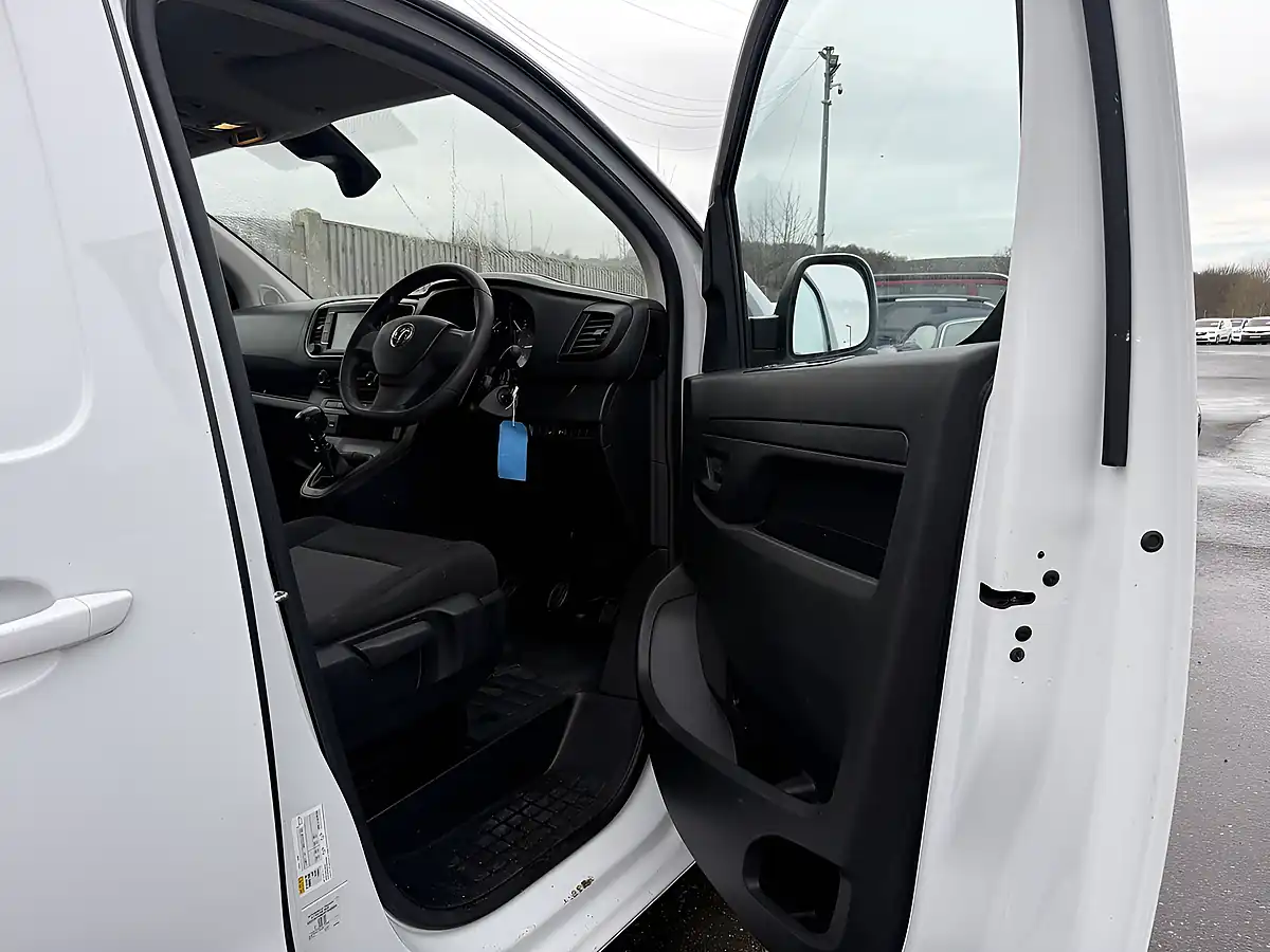 Used 2023 Vauxhall Vivaro 2900 Pro White - Interior and Exterior details 16