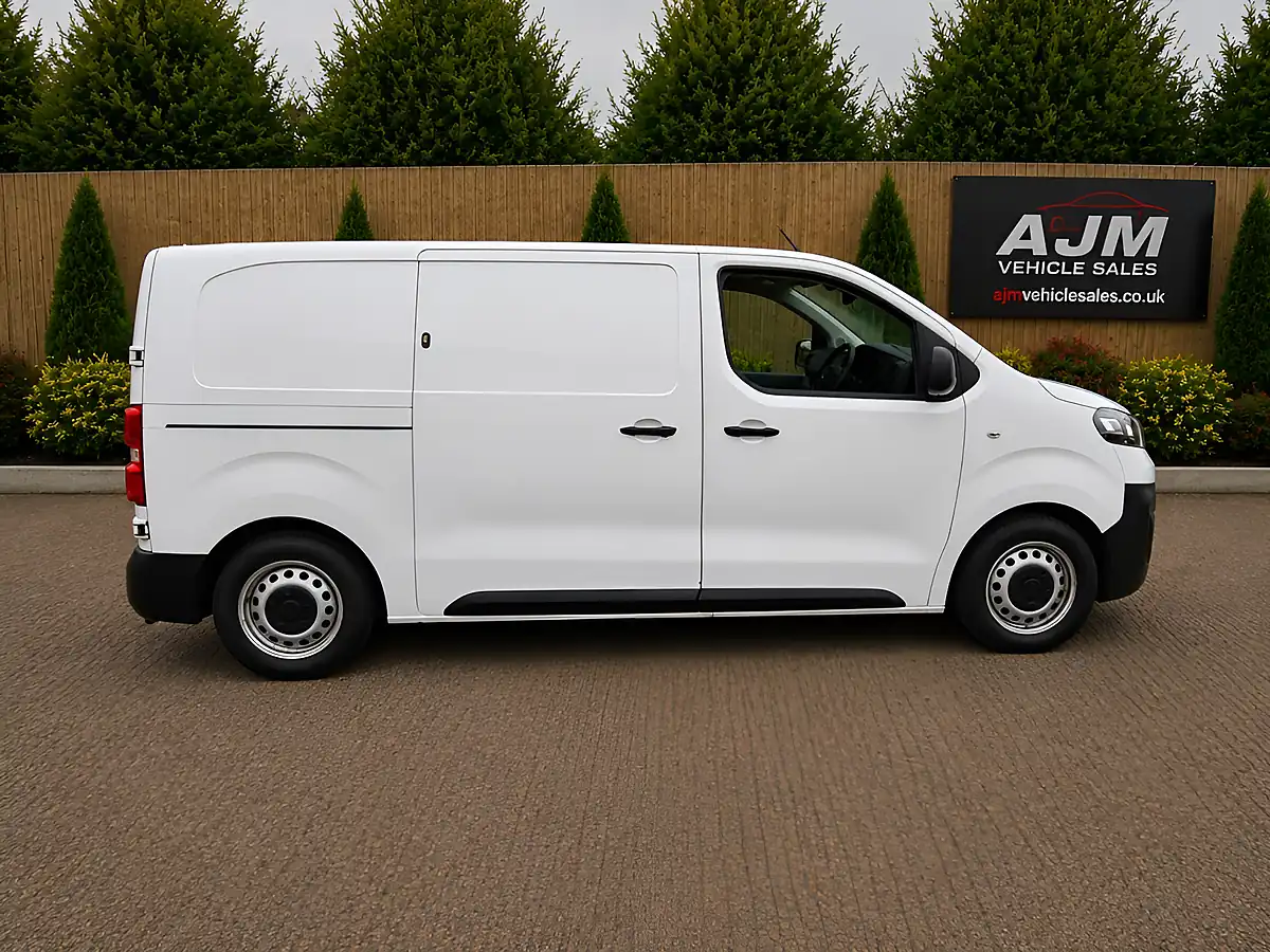 Used 2023 Vauxhall Vivaro Dynamic White - Interior and Exterior details 9