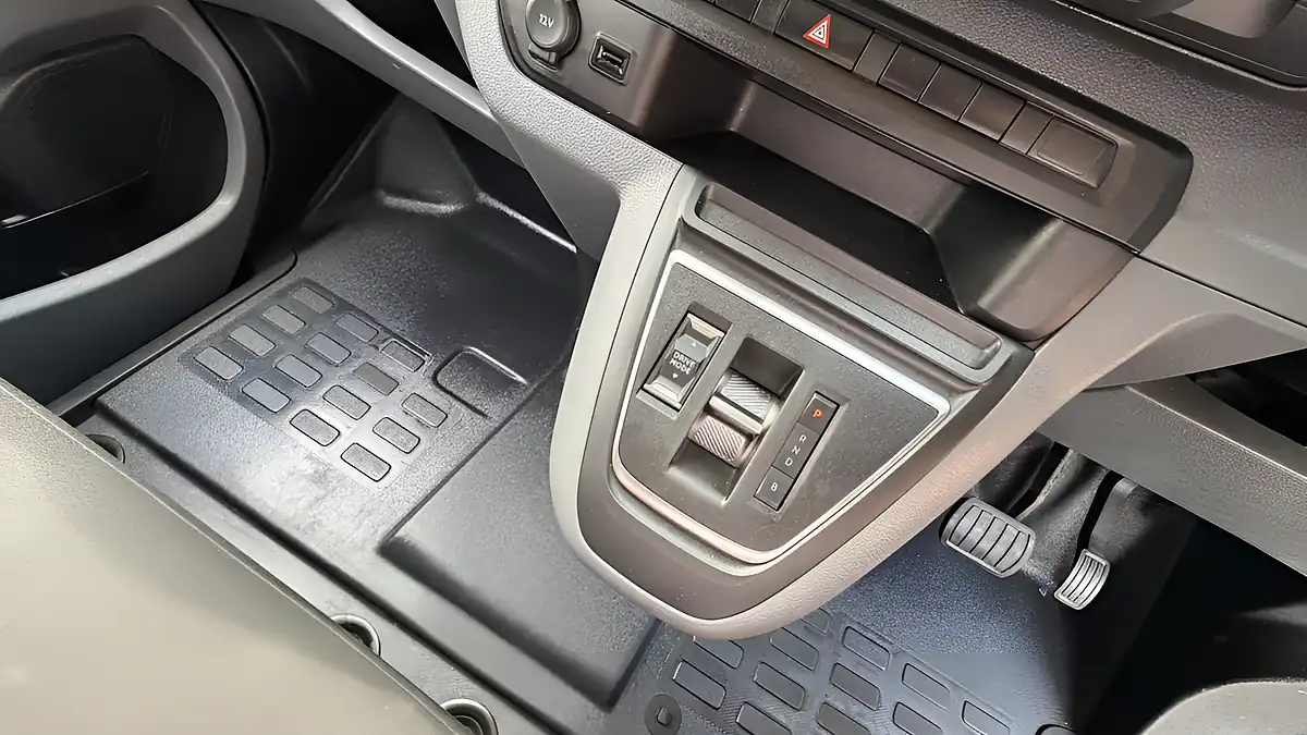Used 2023 Vauxhall Vivaro Dynamic White - Interior and Exterior details 13