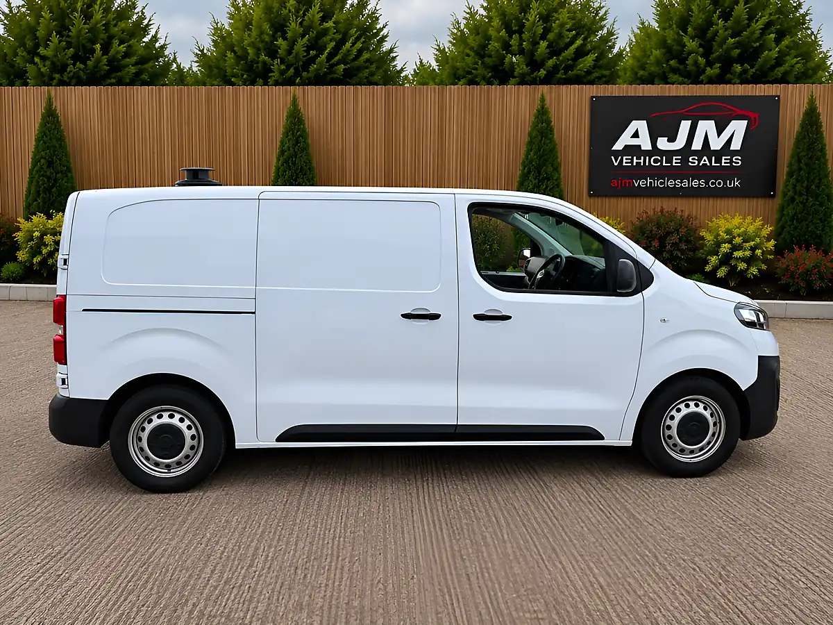 Used 2023 Vauxhall Vivaro Dynamic White - Interior and Exterior details 9