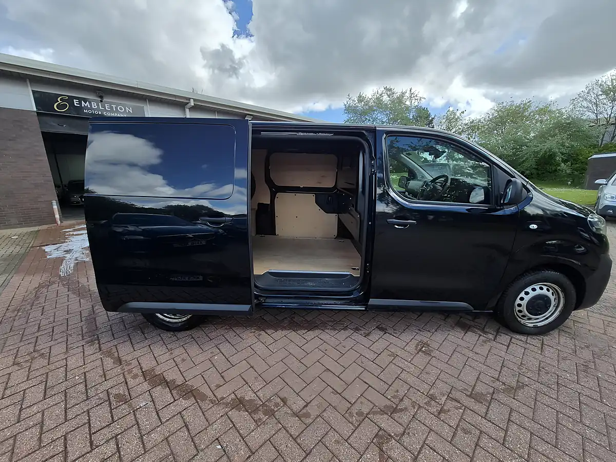 Used 2023 Vauxhall Vivaro Electric Prime Pearl Black - Interior and Exterior details 17