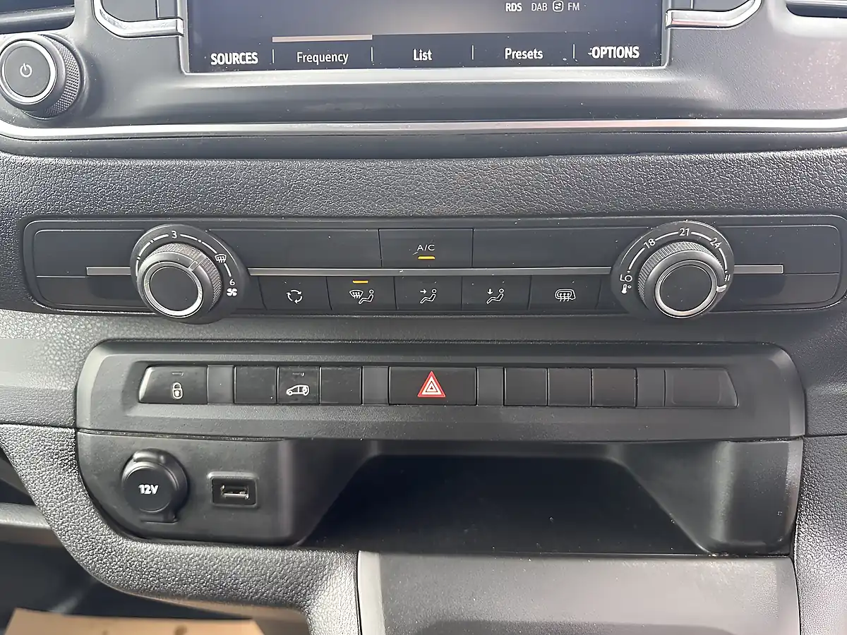 Used 2023 Vauxhall Vivaro Prime L2H1 Kaolin White (brilliant) - Interior and Exterior details 16