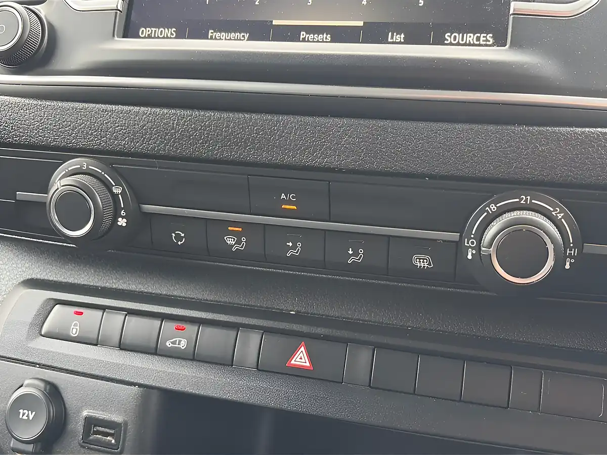 Used 2023 Vauxhall Vivaro Pro Kaolin White - Interior and Exterior details 15