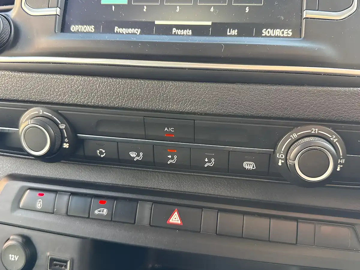 Used 2023 Vauxhall Vivaro Pro Kaolin White - Interior and Exterior details 15