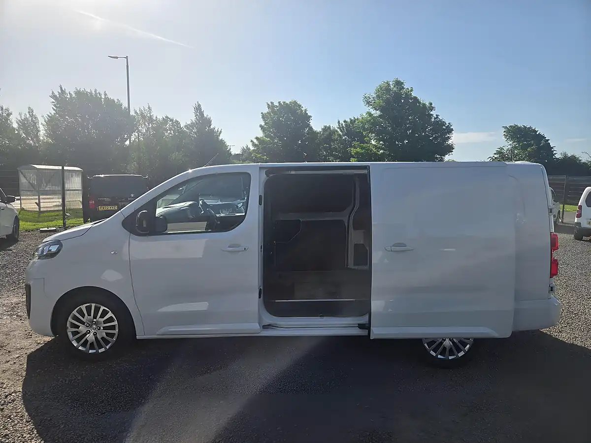 Used 2023 Vauxhall Vivaro Pro L2 H1 White - Interior and Exterior details 12