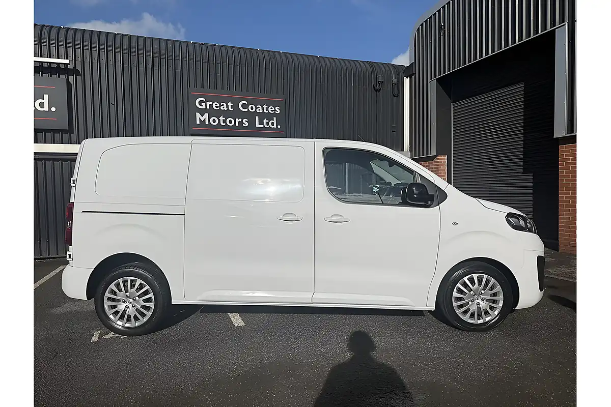 Used 2023 Vauxhall Vivaro Pro L2 Kaolin White - Interior and Exterior details 3