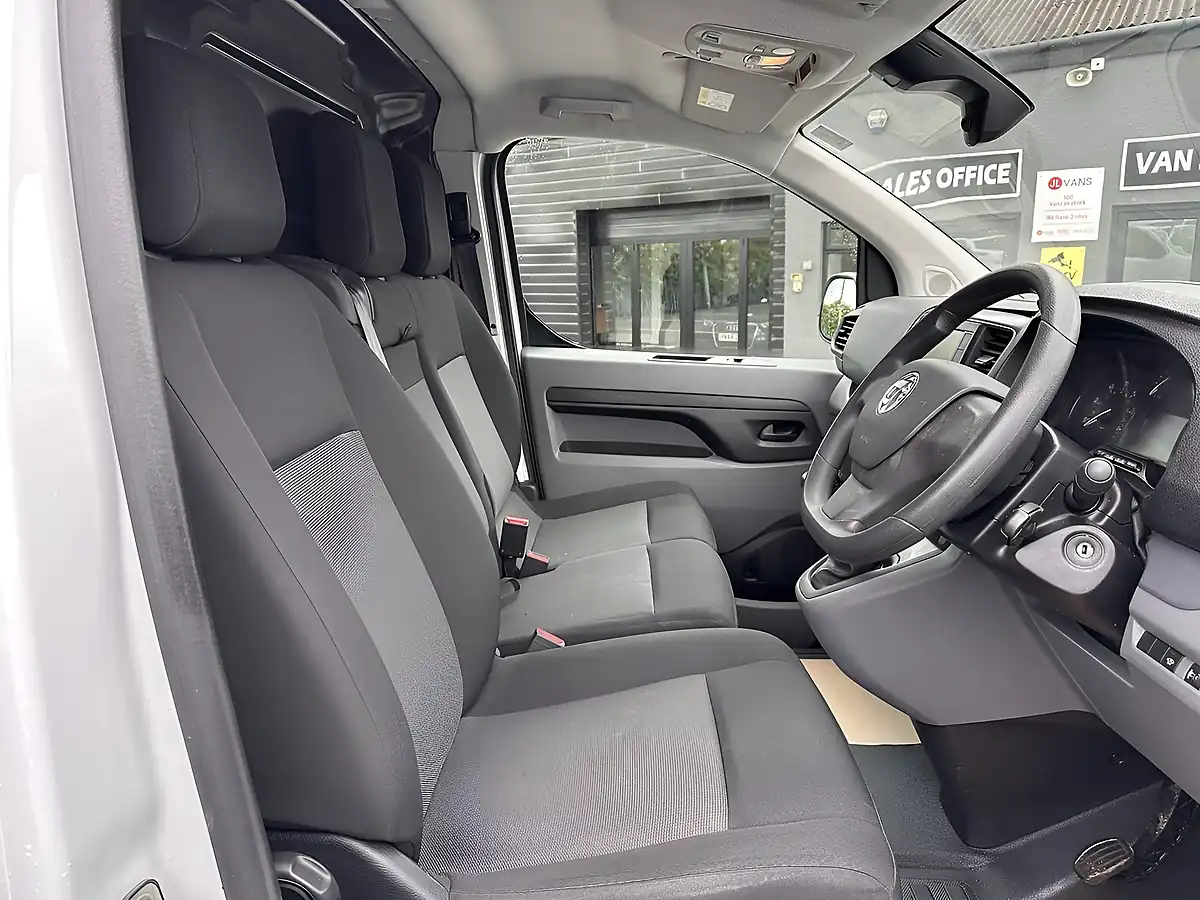 Used 2023 Vauxhall Vivaro Pro L2H1 Kaolin White (brilliant) - Interior and Exterior details 5