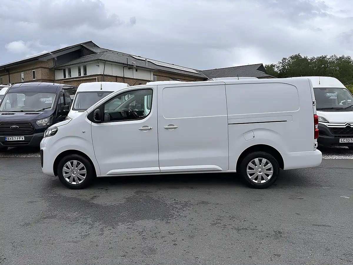 Used 2023 Vauxhall Vivaro Pro L2H1 Kaolin White (brilliant) - Interior and Exterior details 9