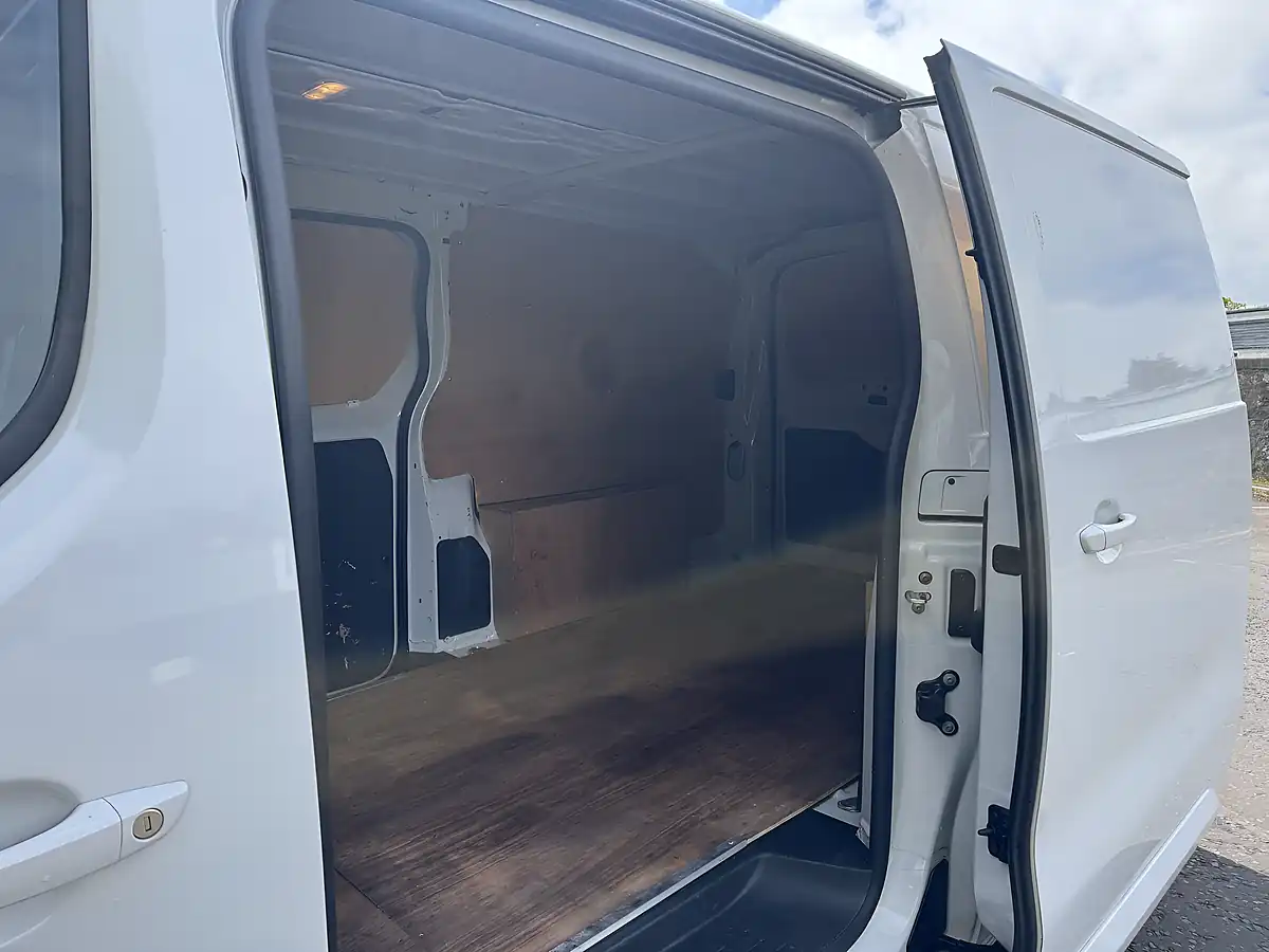 Used 2023 Vauxhall Vivaro Pro White - Interior and Exterior details 15