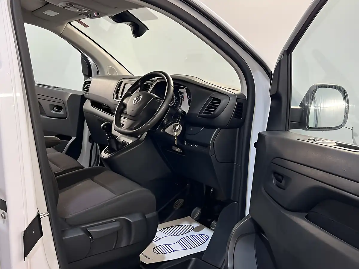 Used 2023 Vauxhall Vivaro Professional White - Interior and Exterior details 9