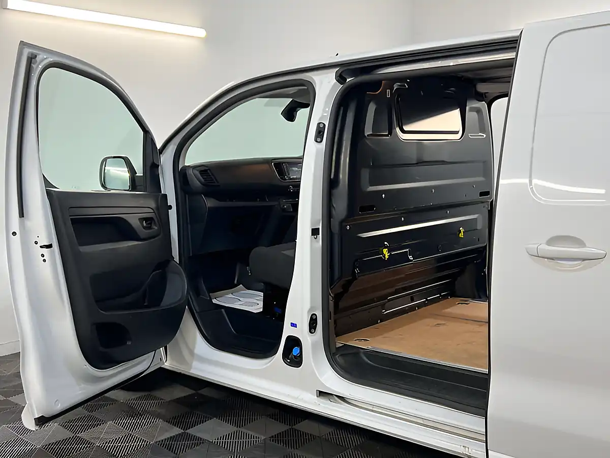 Used 2023 Vauxhall Vivaro Professional White - Interior and Exterior details 13