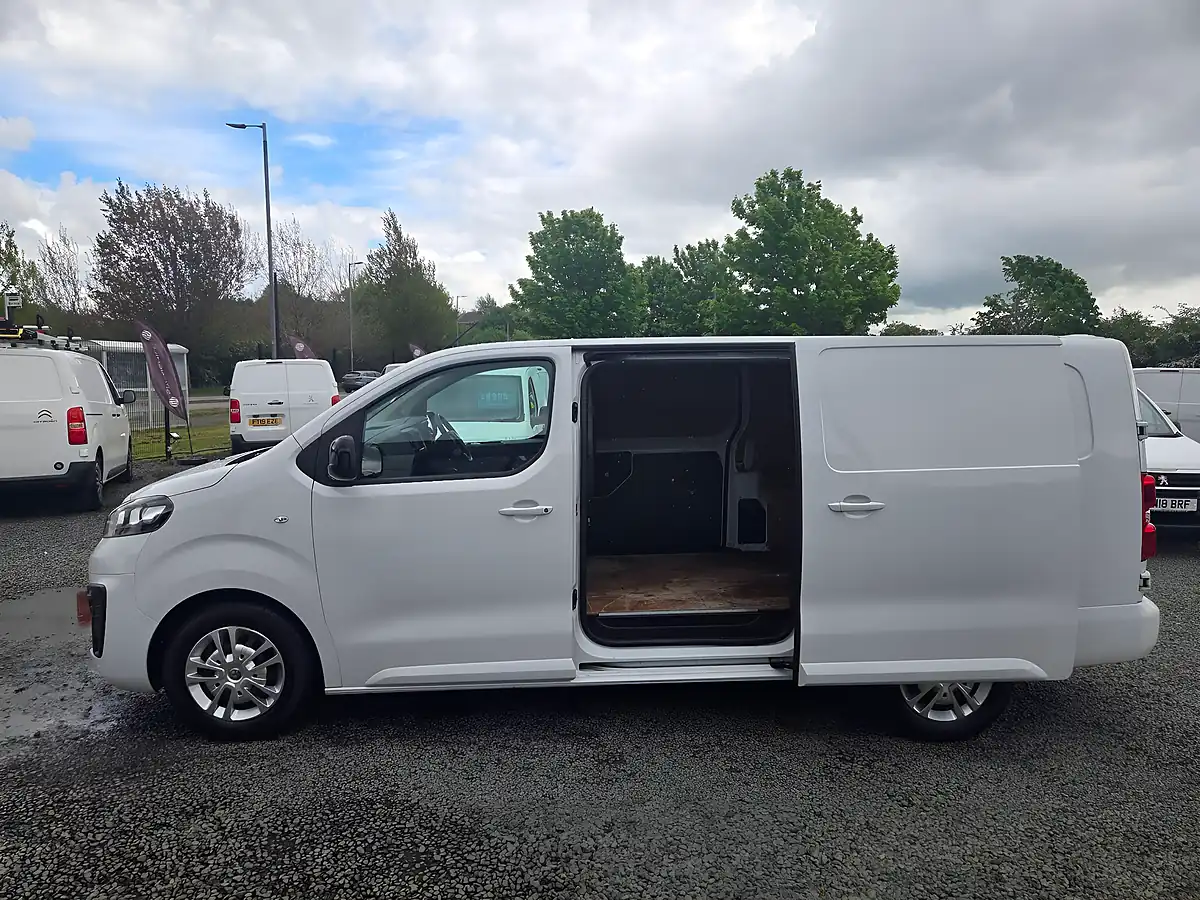 Used 2023 Vauxhall Vivaro Sportive White - Interior and Exterior details 12