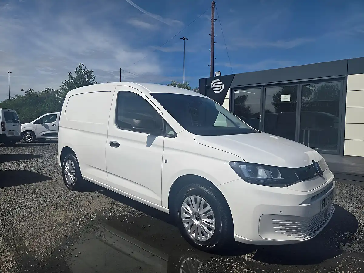 Used 2023 Volkswagen Caddy Commerce Plus White - Front View