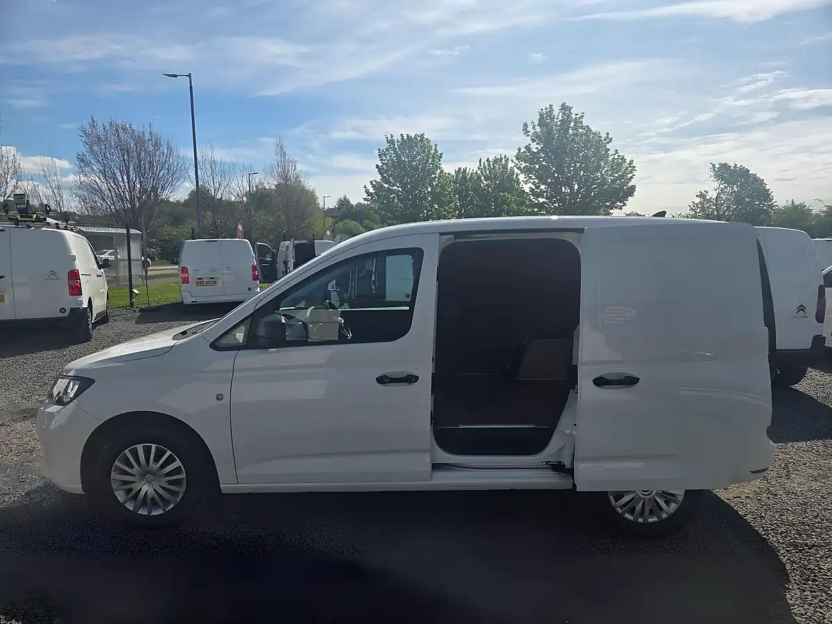 Used 2023 Volkswagen Caddy Commerce Plus White - Interior and Exterior details 9