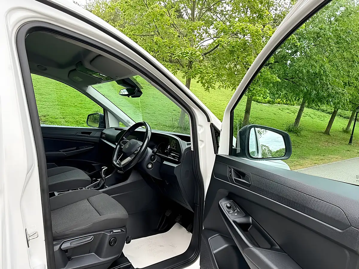 Used 2023 Volkswagen Caddy Commerce Plus White - Interior and Exterior details 10