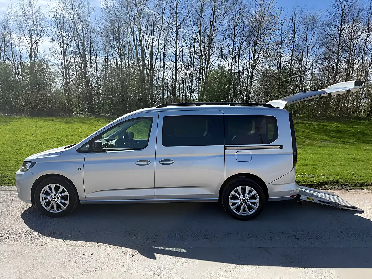 Used 2023 Volkswagen Caddy Maxi Life Silver - Front View