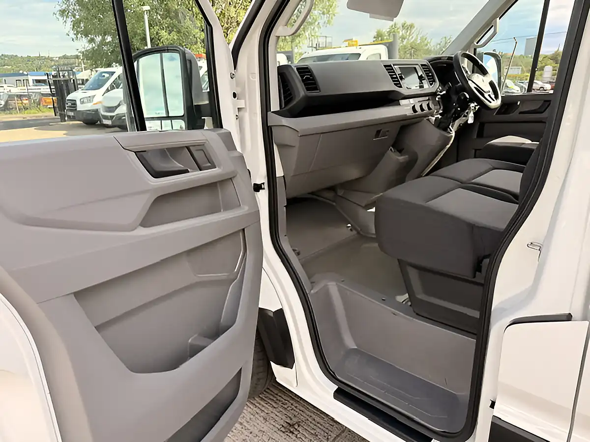 Used 2023 Volkswagen Crafter CR35 Trendline White - Interior and Exterior details 12