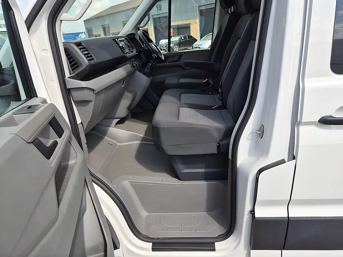 Used 2023 Volkswagen Crafter Lwb 6 SEAT Combi White - Interior and Exterior details 18
