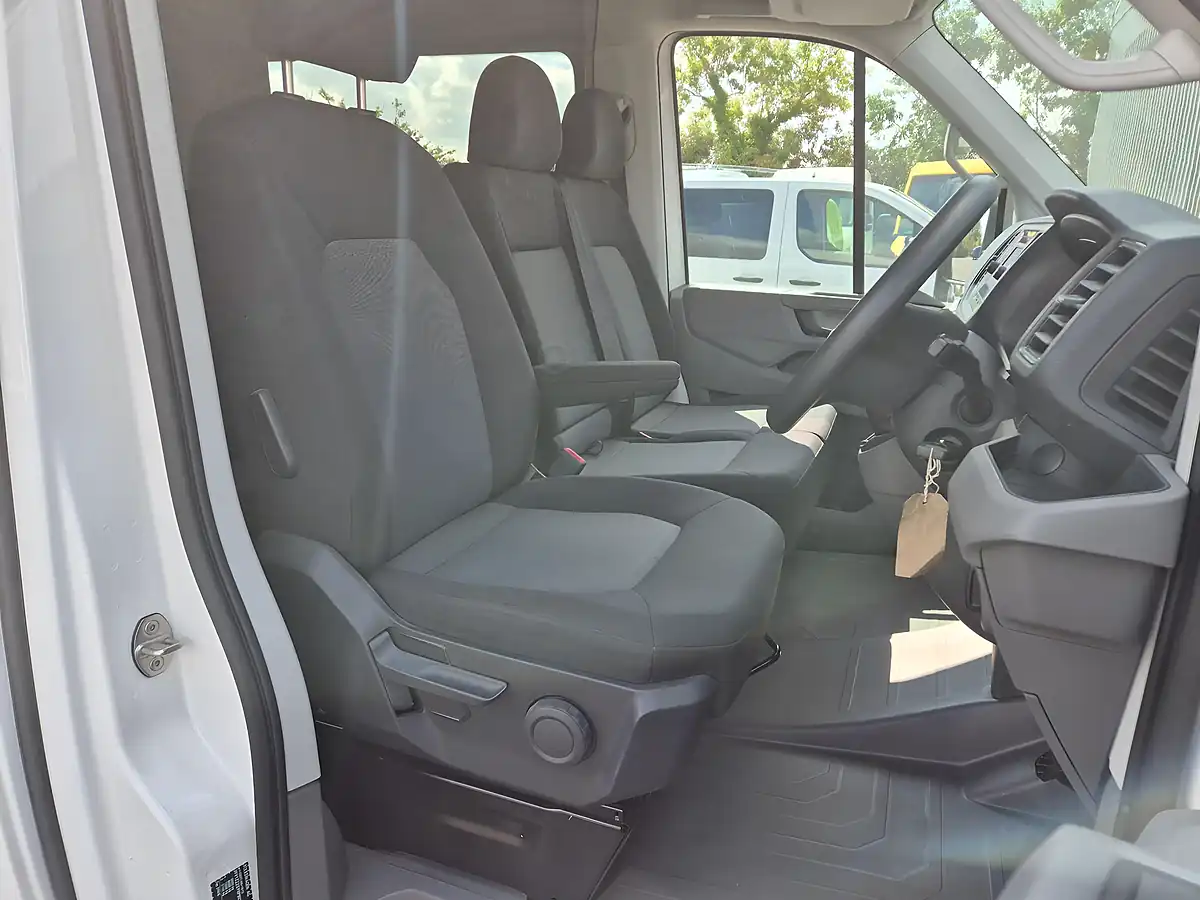 Used 2023 Volkswagen Crafter Lwb 6 SEAT Combi White - Interior and Exterior details 9