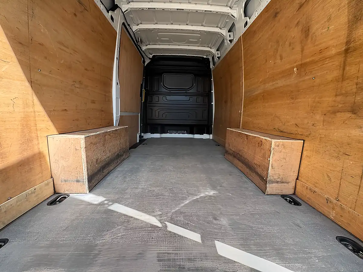 Used 2023 Volkswagen Crafter Trendline White - Interior and Exterior details 4
