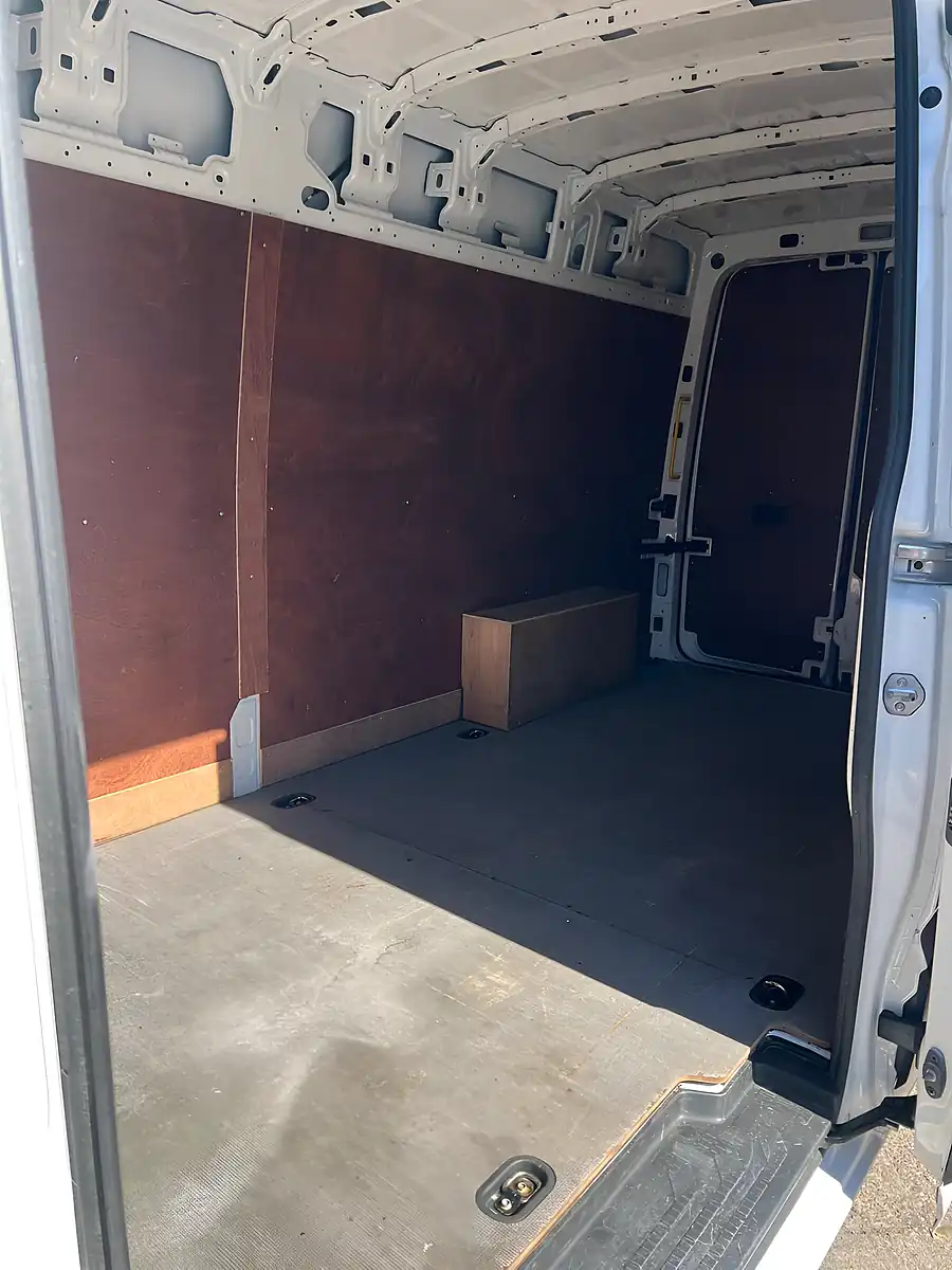 Used 2023 Volkswagen Crafter Trendline White - Interior and Exterior details 11