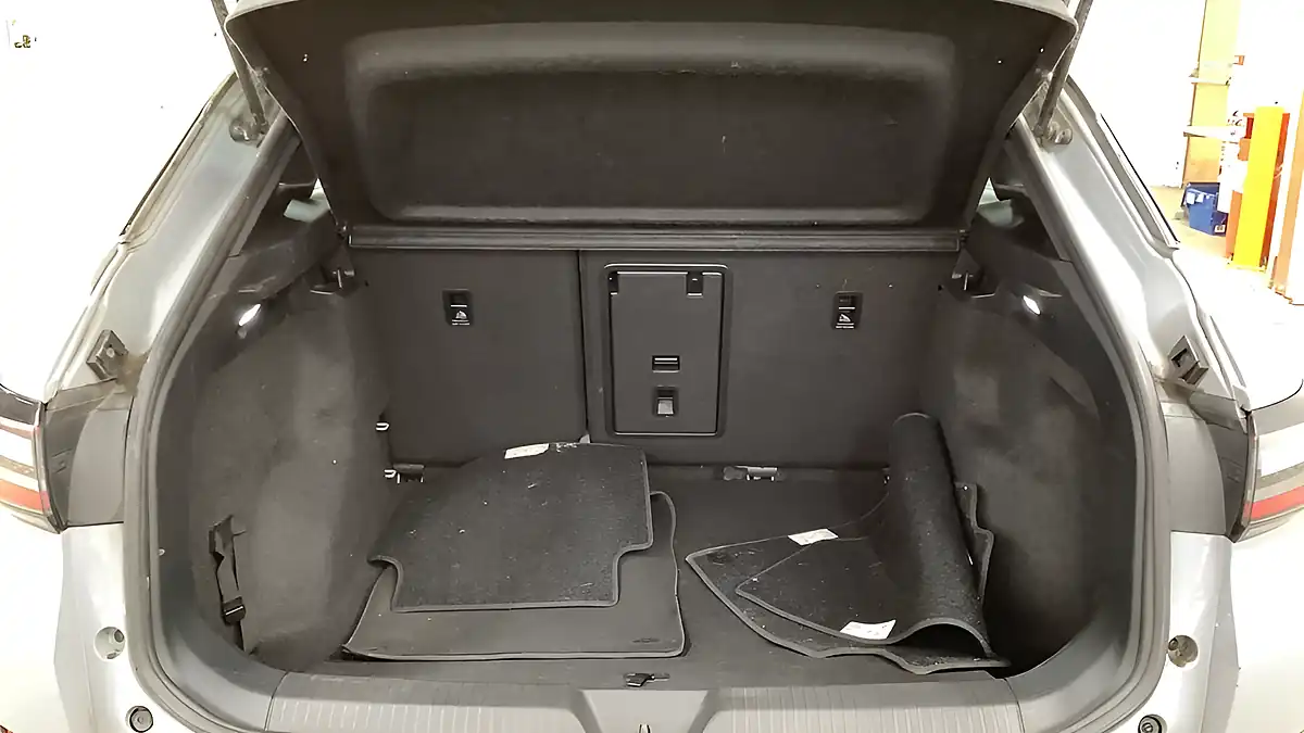 Used 2023 Volkswagen Id.4 Life Grey - Interior and Exterior details 12