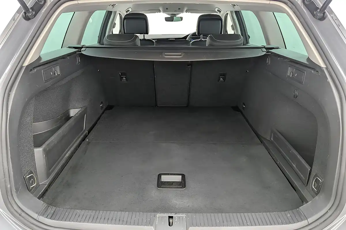 Used 2023 Volkswagen Passat Gte Grey - Interior and Exterior details 19