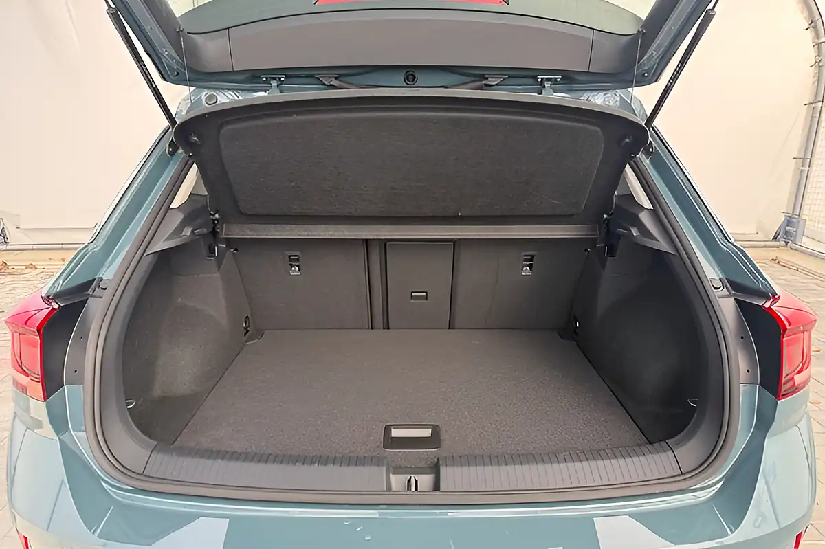 Used 2023 Volkswagen T-Roc Life Blue - Interior and Exterior details 11