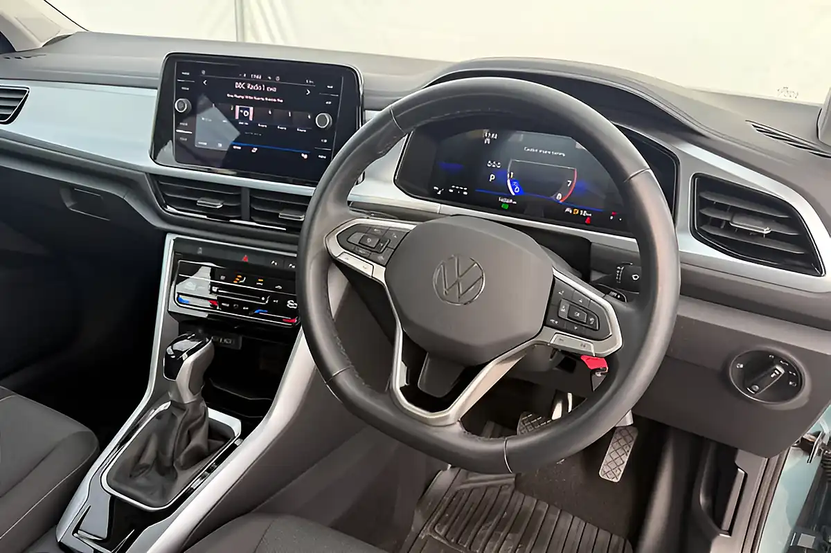 Used 2023 Volkswagen T-Roc Life Blue - Interior and Exterior details 17