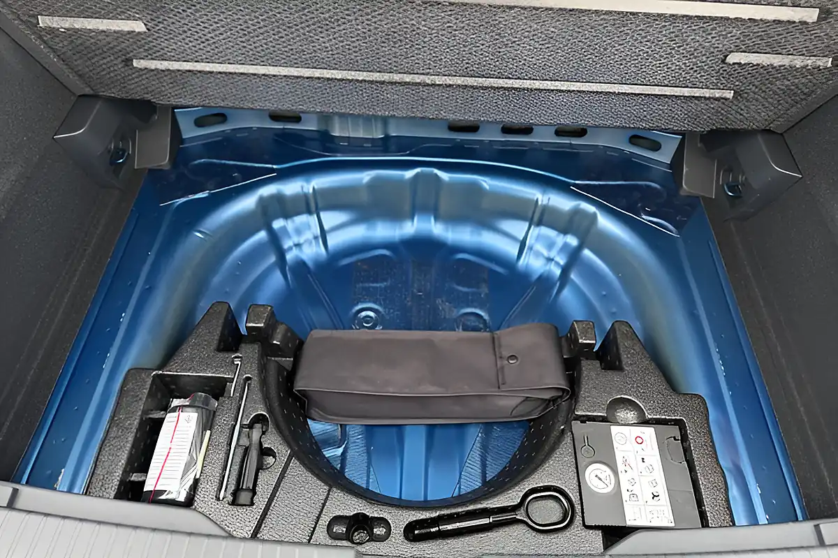 Used 2023 Volkswagen T-Roc Life Blue - Interior and Exterior details 13