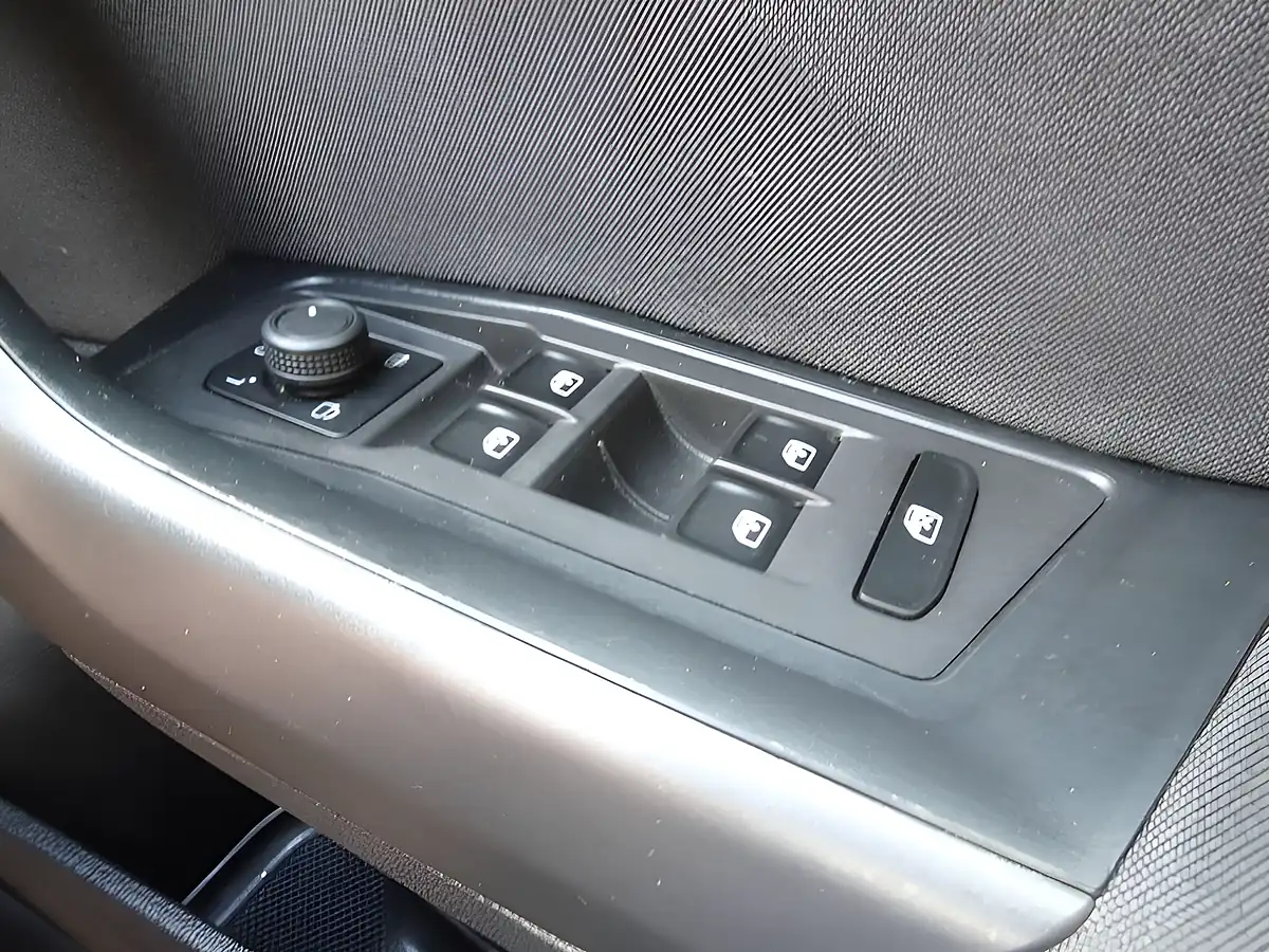 Used 2023 Volkswagen T-Roc Life Pure White - Interior and Exterior details 19