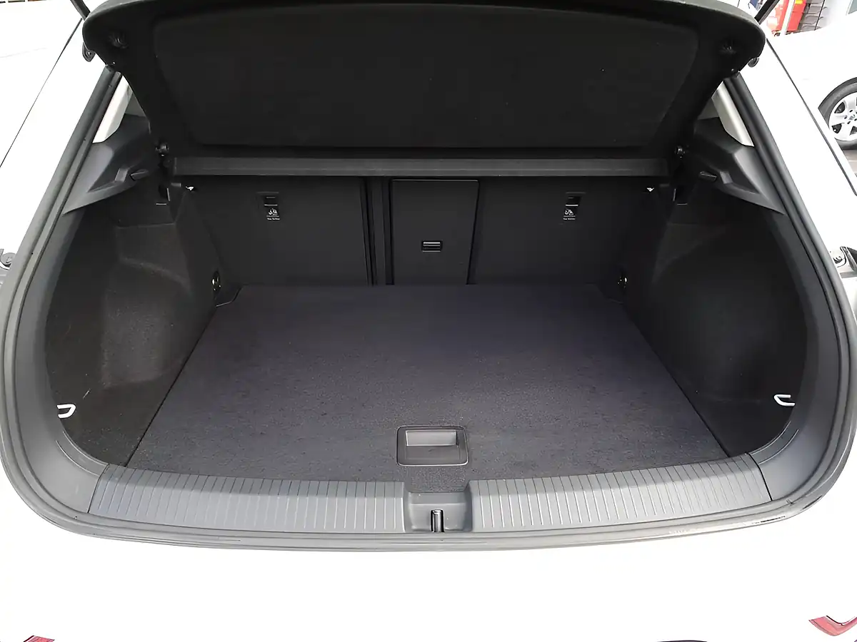 Used 2023 Volkswagen T-Roc Life Pure White - Interior and Exterior details 20