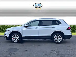Used 2023 Volkswagen Tiguan Allspace Life Candy White - Interior and Exterior details 6