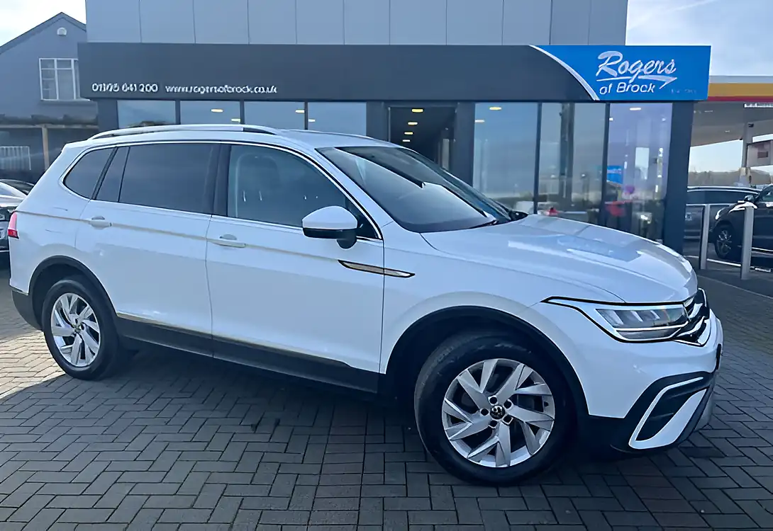 Used 2023 Volkswagen Tiguan Allspace Life White - Front View