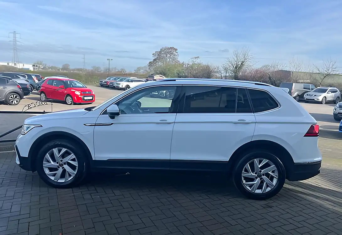 Used 2023 Volkswagen Tiguan Allspace Life White - Interior and Exterior details 10