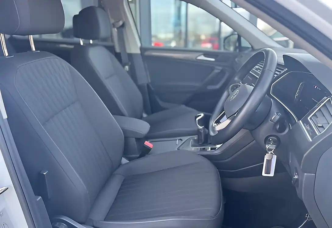Used 2023 Volkswagen Tiguan Allspace Life White - Interior and Exterior details 17