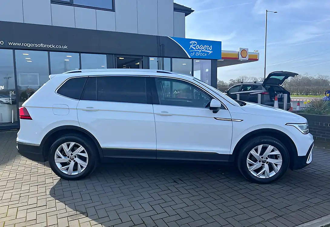Used 2023 Volkswagen Tiguan Allspace Life White - Interior and Exterior details 6