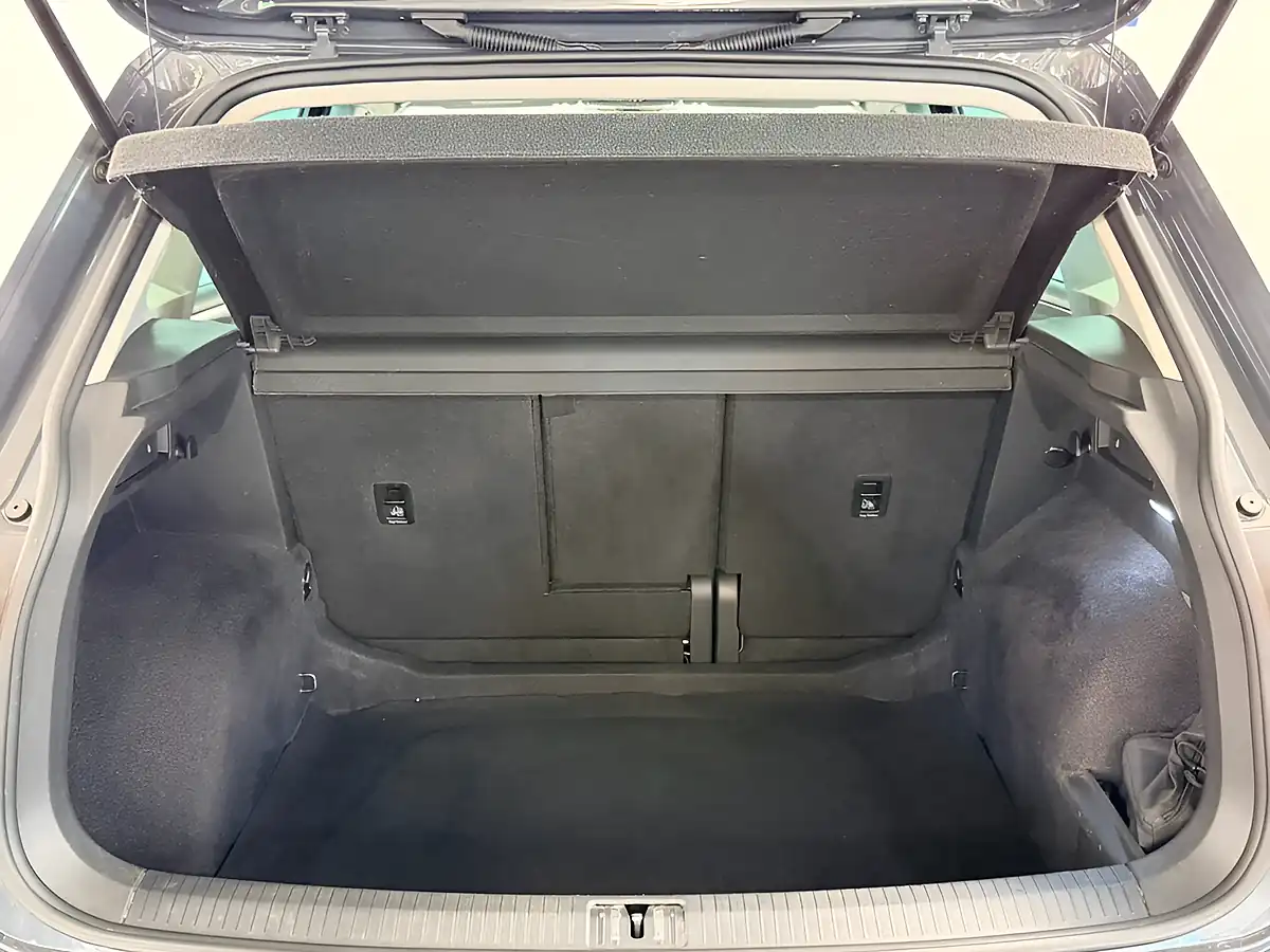 Used 2023 Volkswagen Tiguan Life Dolphin Grey - Interior and Exterior details 19