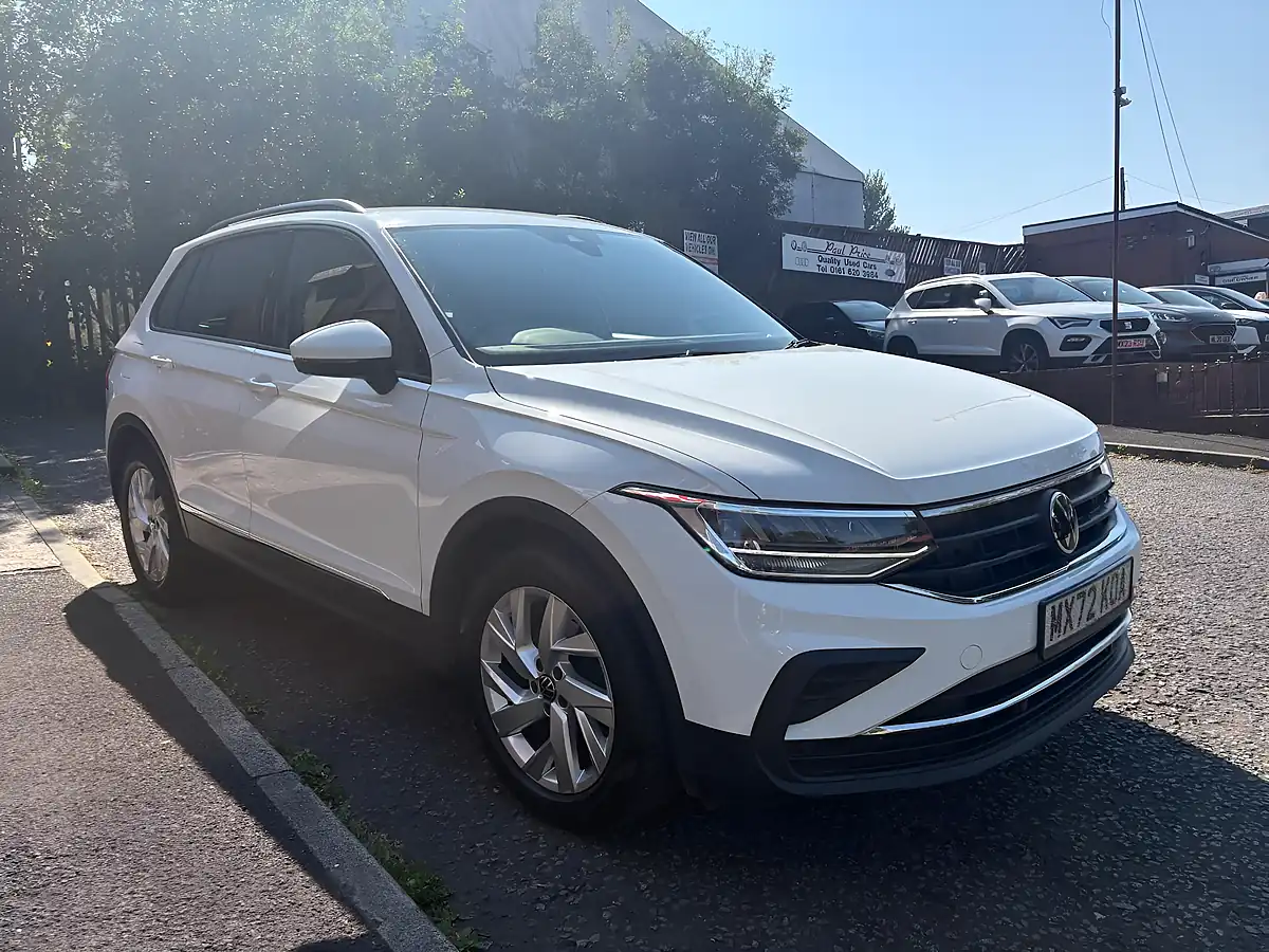 Used 2023 Volkswagen Tiguan Life White - Front View